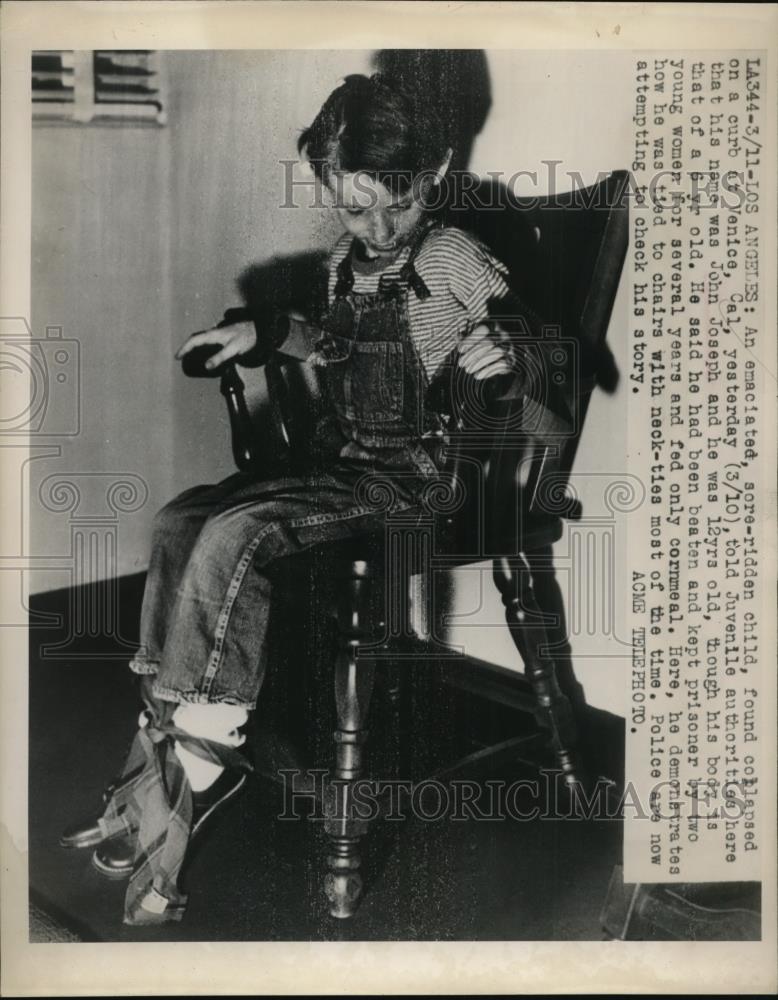 1948 Press Photo John Joseph shows how he was tied to chairs with neck-ties - Historic Images