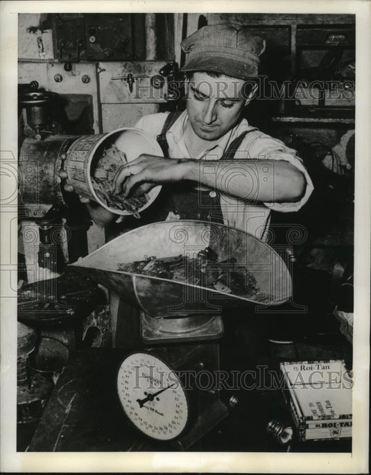 1942 Press Photo Casserino weighs out the nearly ten pounds of razor blades - Historic Images