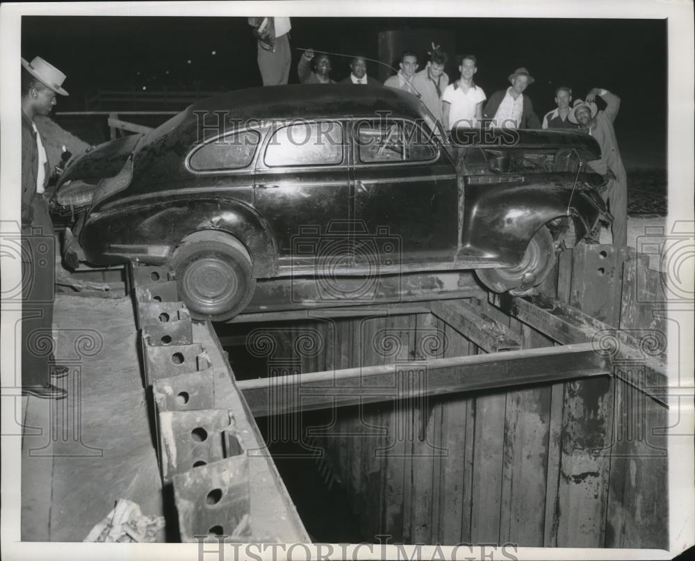 1950 Press Photo Driver speeds and crashes through barricade hurdled pilings - Historic Images