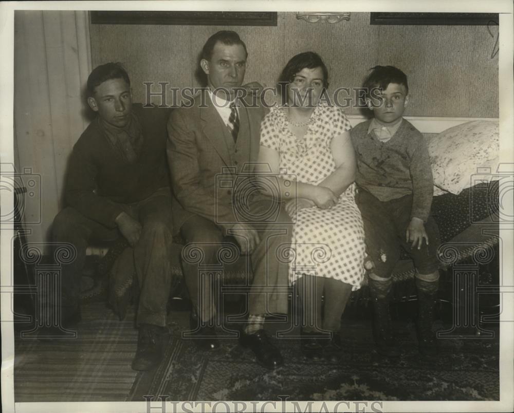 1935 Press Photo Charles Snyder with his wife and their two children at his home - Historic Images