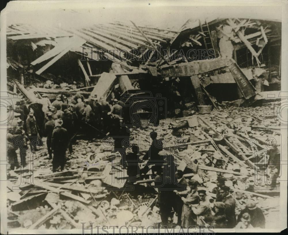 1929 Press Photo 3 People Killed &amp; 26 Injured in Wrecked Weberplatz in Essen - Historic Images