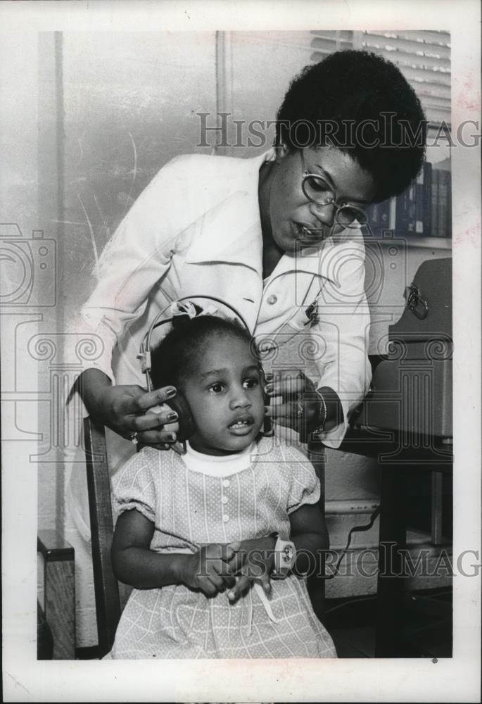 1976 Press Photo Rosetta Kilgo, LPN & Little Girl Danielle Moddie - nef54338 - Historic Images