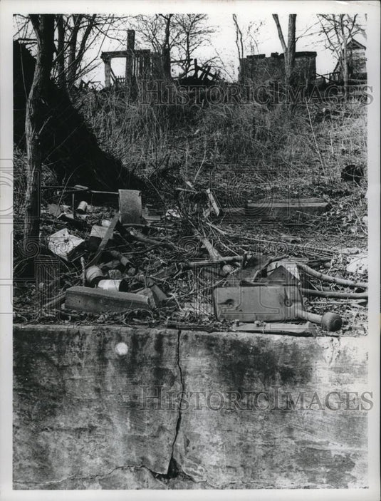 1969 Press Photo Cracked retaining wall cause flooding in the streets - Historic Images