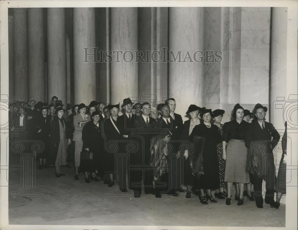 1937 Press Photo Spectators Eager to See Justice Hugo L Black On His First Day - Historic Images