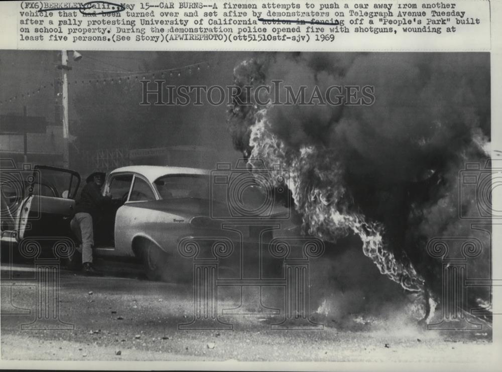 1969 Press Photo Car Burning After University of California Park Demonstration - Historic Images