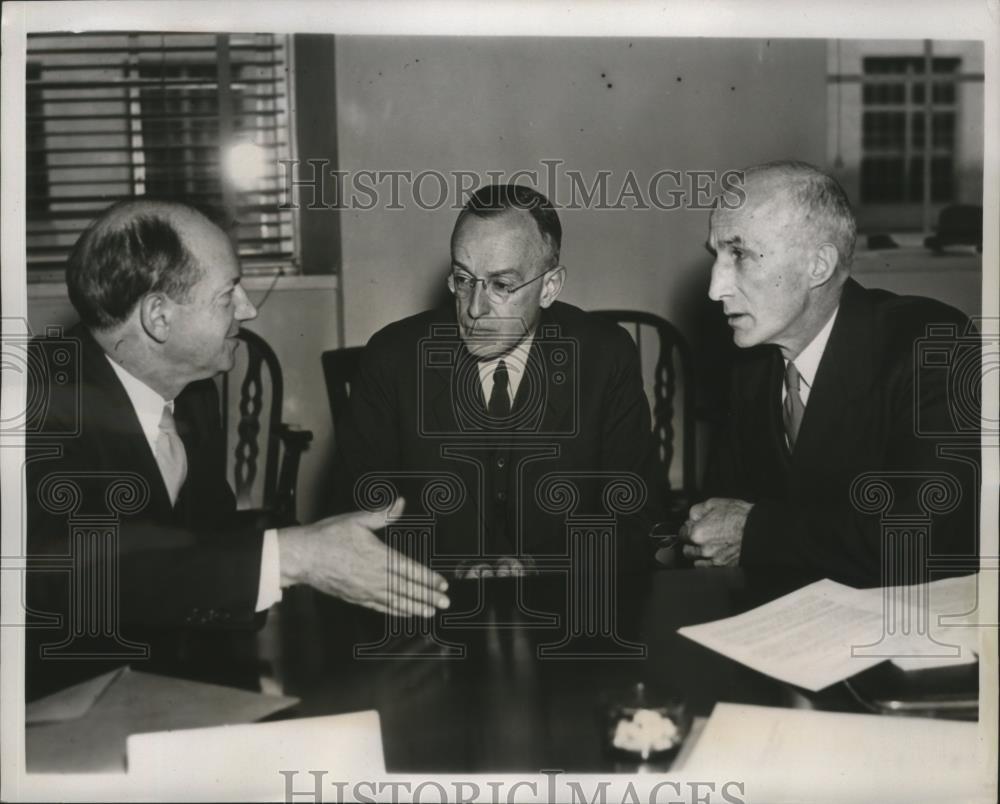 1938 Press Photo Security Council Studies Stamp Tax System to collect payroll - Historic Images