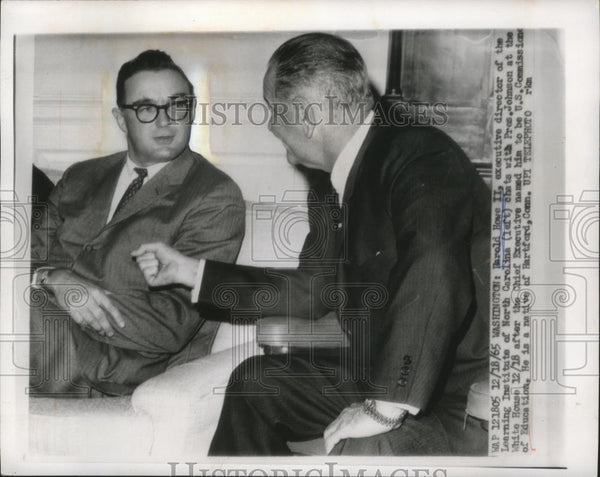 1966 Press Photo Harold Howe chats with Pres. Lyndon Johnson at the Wh ...