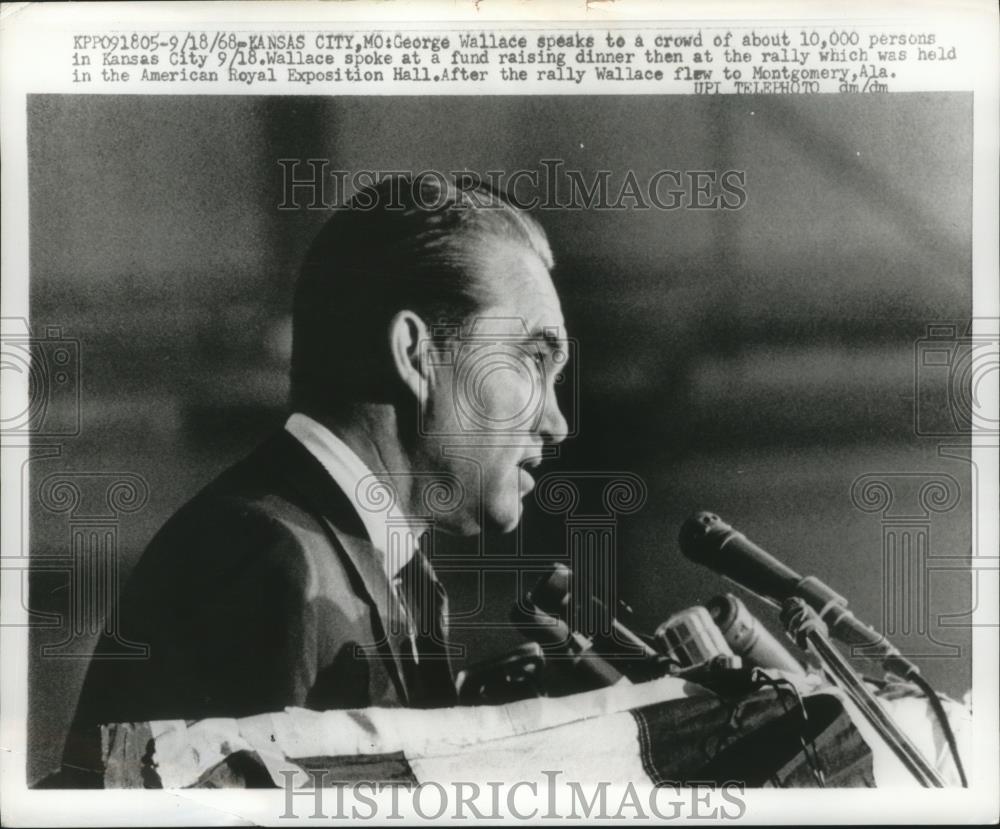 1968 Press Photo George Wallace speaks to a crowd of  about 10,000 persons - Historic Images