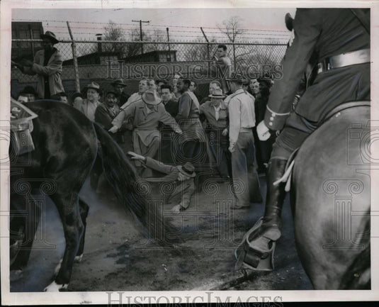 1954 Press Photo Louis Eiben at Park Drop Forge Co. strike in Cleveland - Historic Images
