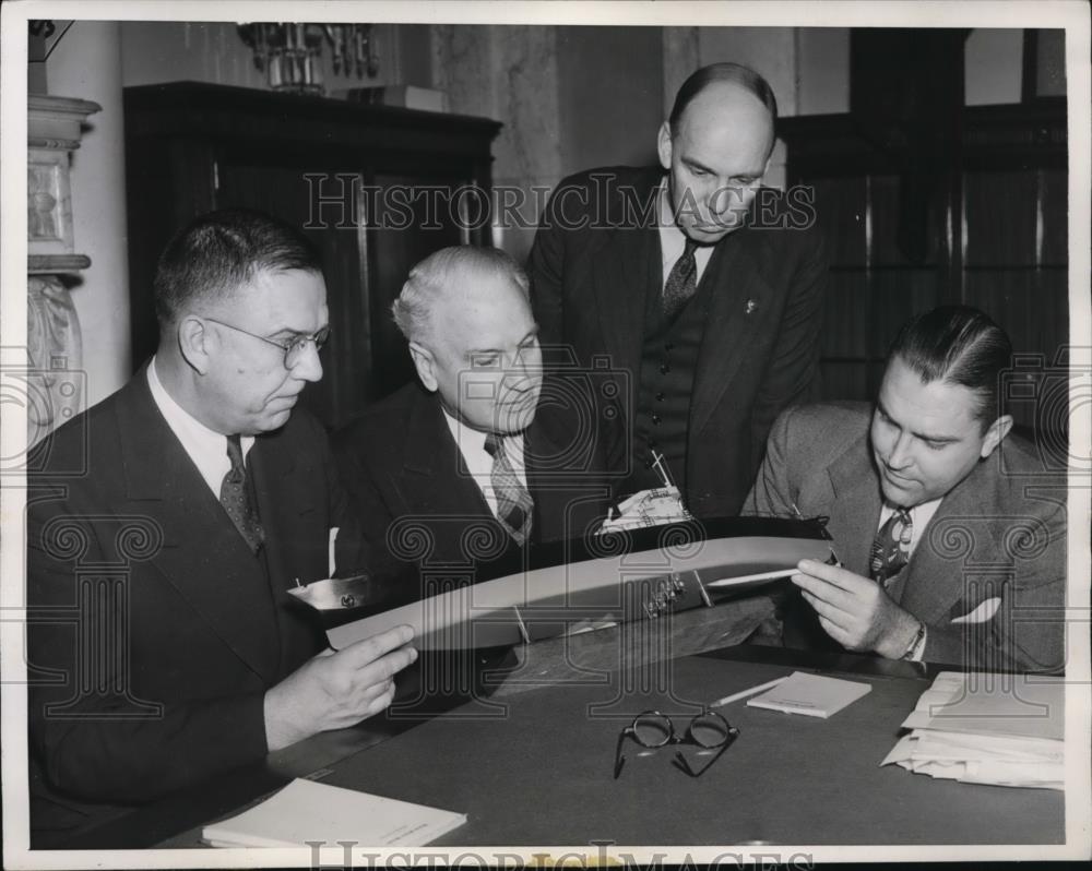 1942 Press Photo FW Slack of Chrysler, Sen Guy Gillette, Ralph Brewster - Historic Images