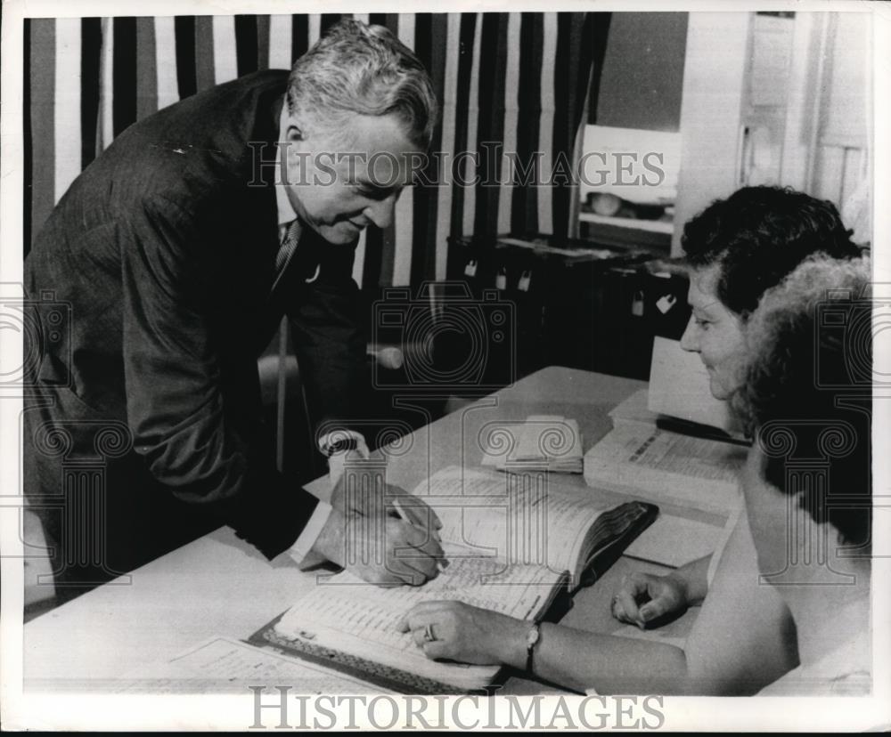 1969 Press Photo Ex NJ Governor Roberrt Meyner, Mrs Don Tharp, Mrs H Miller - Historic Images