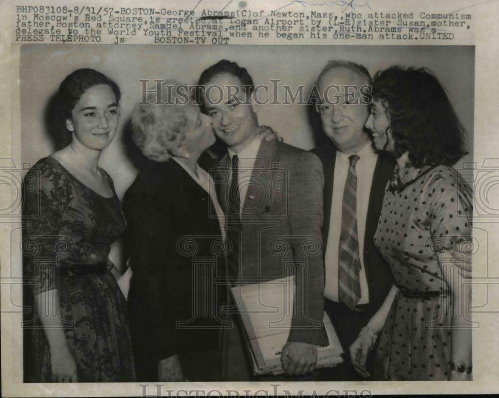 1957 Press Photo George Abrams & amily who attacked Communism in Bosto ...