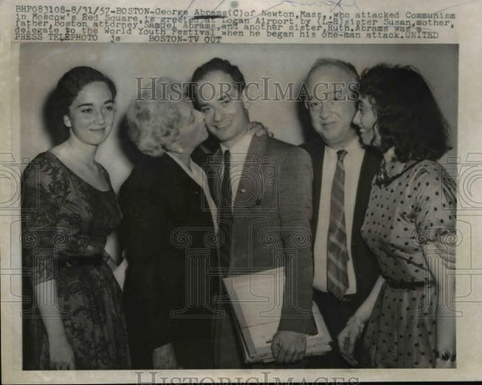 1957 Press Photo George Abrams & amily who attacked Communism in Boston - Historic Images