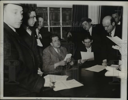 1934 Press Photo NYC taxi drivers & Ben Golden of regional Labor Board - Historic Images
