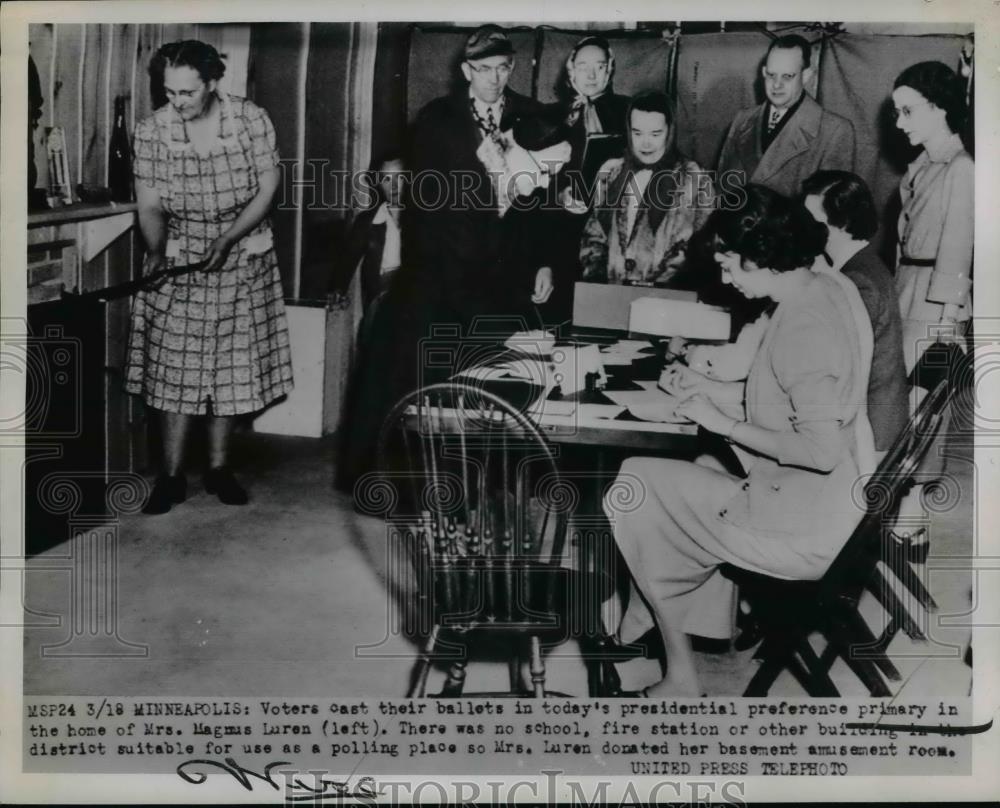 1952 Press Photo Minneapolis MN voters at primary elections with Mrs M Luren - Historic Images