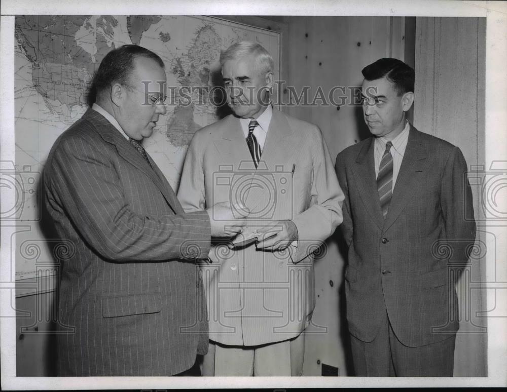 1943 Press Photo Commerce Secretary Jesse Jones,Earl Mefford of Goodyear Co - Historic Images