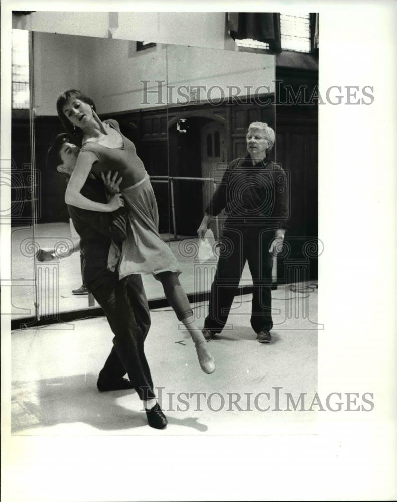 1989 Press Photo Richard Dickinson dances with Pander Pandora Robertson - Historic Images