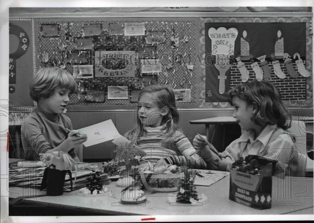 1977 Press Photo Chris Kehl,Kathy Trager &amp; Donnis Pontius work on decorations - Historic Images