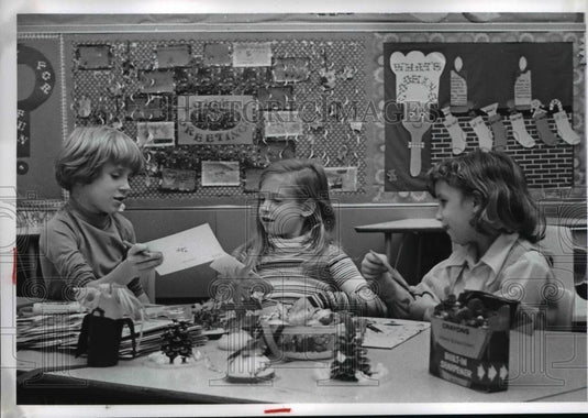 1977 Press Photo Chris Kehl,Kathy Trager & Donnis Pontius work on decorations - Historic Images