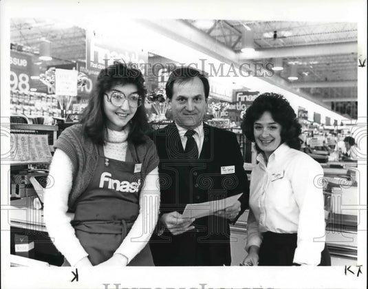 1987 Press Photo Store manager Raymonf Gorber, Teresa Elkins & Cathy Oxending - Historic Images