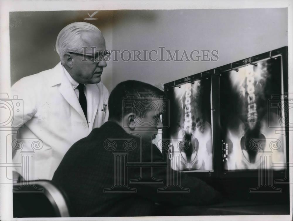 1982 Press Photo Melvin Firestone studies human kidney X rays with Dr. W. Engel - Historic Images