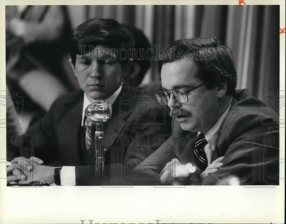 1978 Press Photo Dennis Kucinich confers with his financial advisor John Carhuff - Historic Images