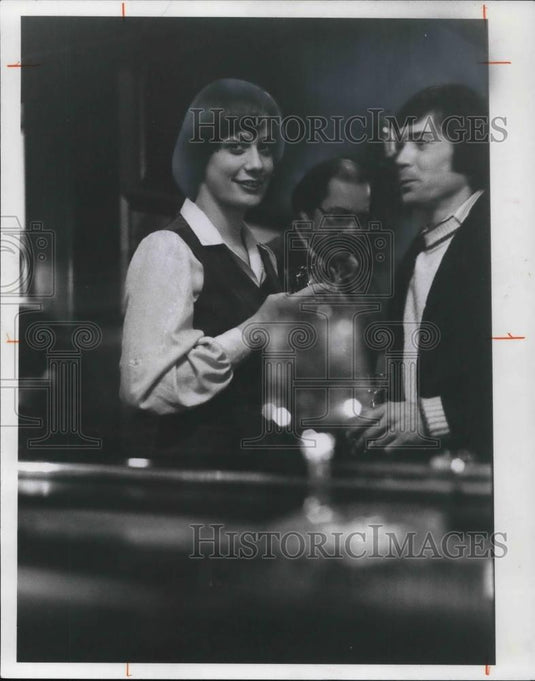 1980 Press Photo Cynthia Hanna behind one of Shenanigan's social bars - Historic Images