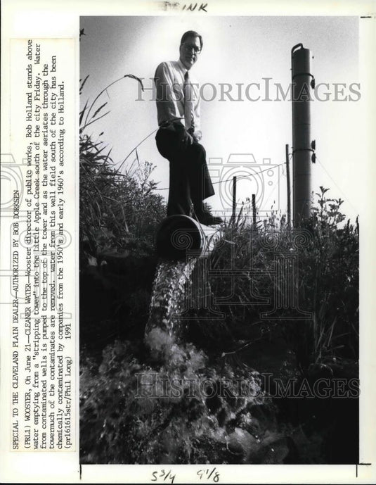 1991 Press Photo Bob Holland stands above water emptying from stripping tower - Historic Images