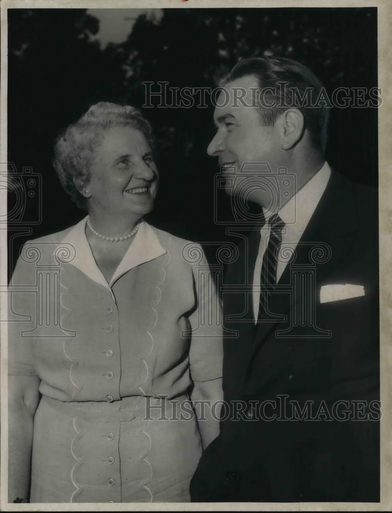 1954 Press Photo Mrs. R.I Ireland of Cuy Coy Womens Rep. Head with James Rhodes - Historic Images