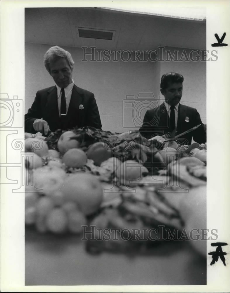 1982 Press Photo United States Customs Service , Agriculture officials - Historic Images