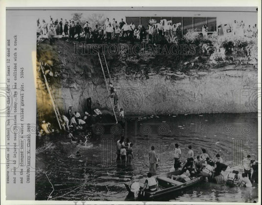 1989 Press Photo Rescue operation-victims of school bus accident in gravel pit - Historic Images
