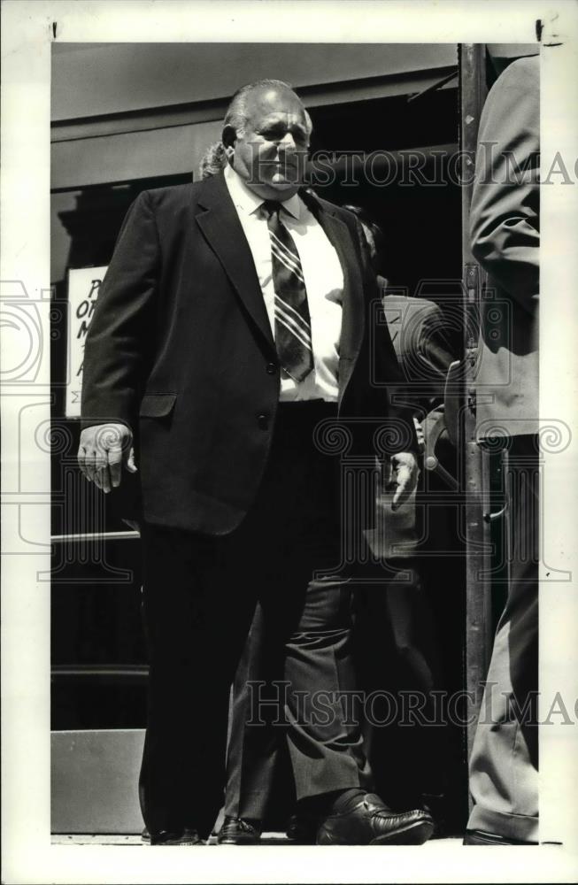 1986 Press Photo Jackie Presser leaves old Federal Building after arraignment - Historic Images