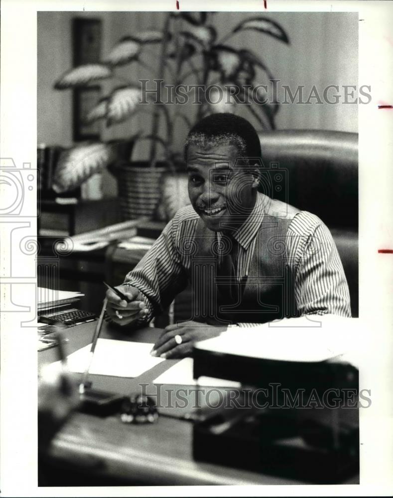 1987 Press Photo Everett Prewitt in his office at Shaker Square - cva38955 - Historic Images
