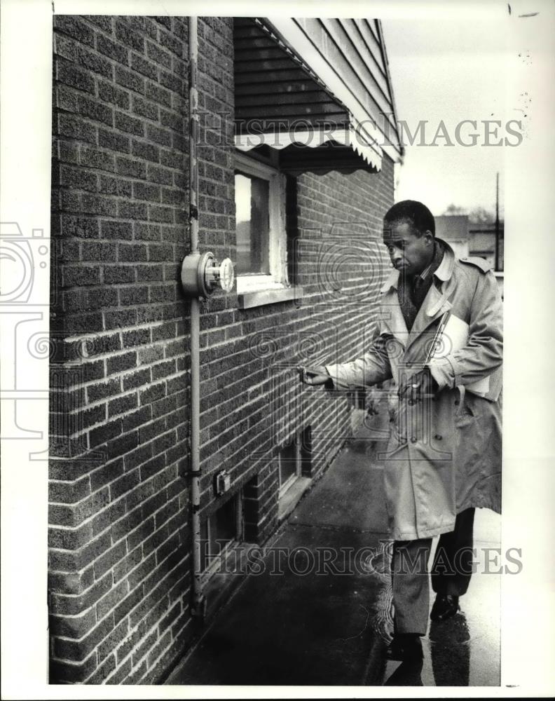 1987 Press Photo Everett Prewitt appraising a residential property - cva38956 - Historic Images