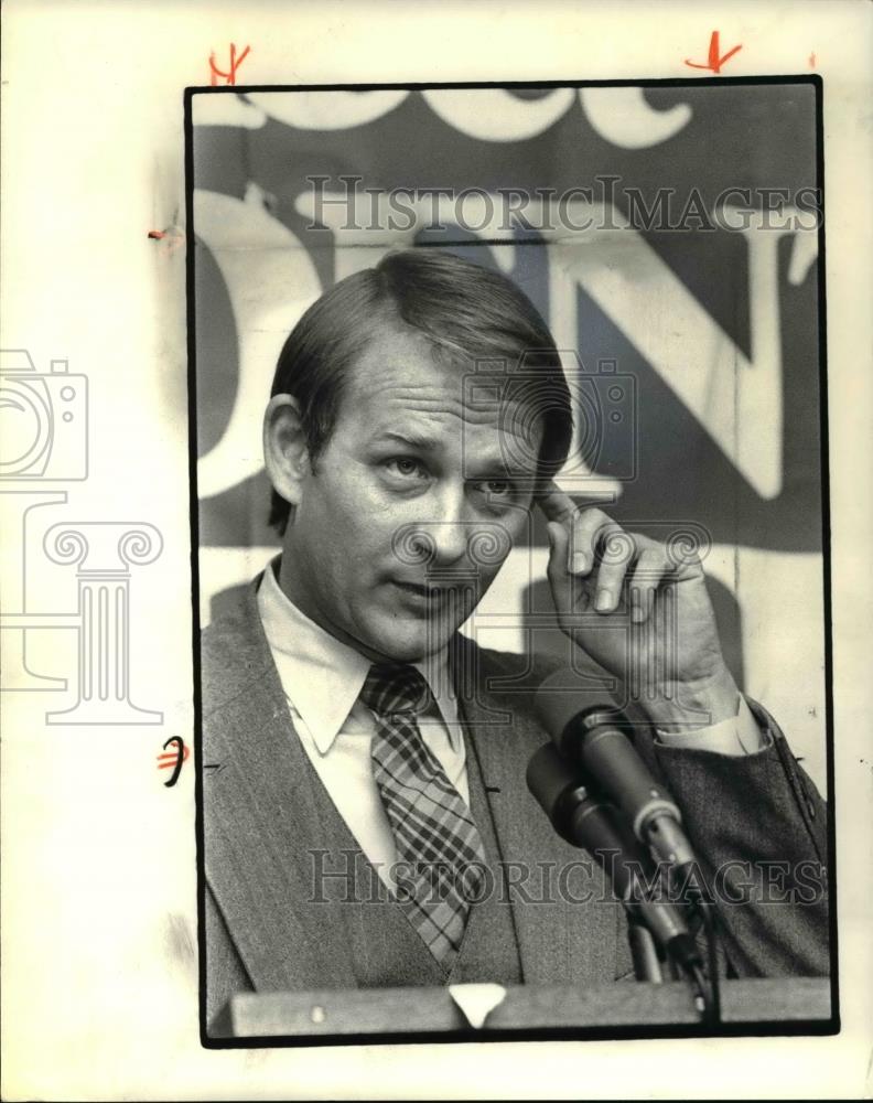 1980 Press Photo Jody Powell during a press briefing at Lakeside Holiday Inn - Historic Images