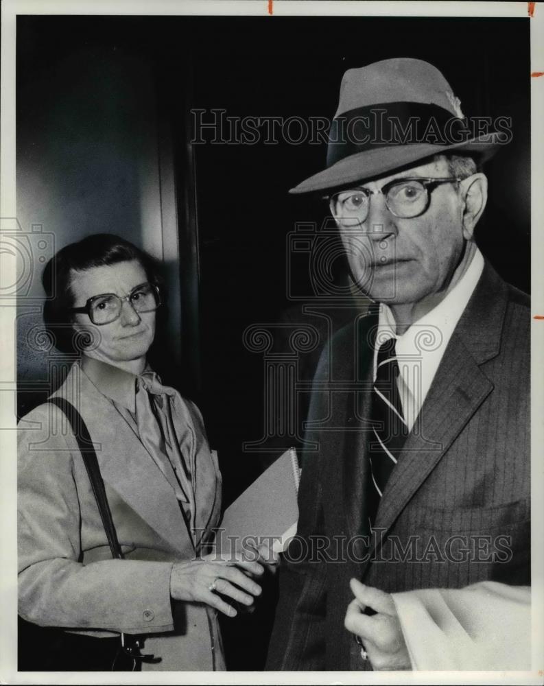 1977 Press Photo Albert S. Porter with his attorney, Arlene Steuer - cva38991 - Historic Images