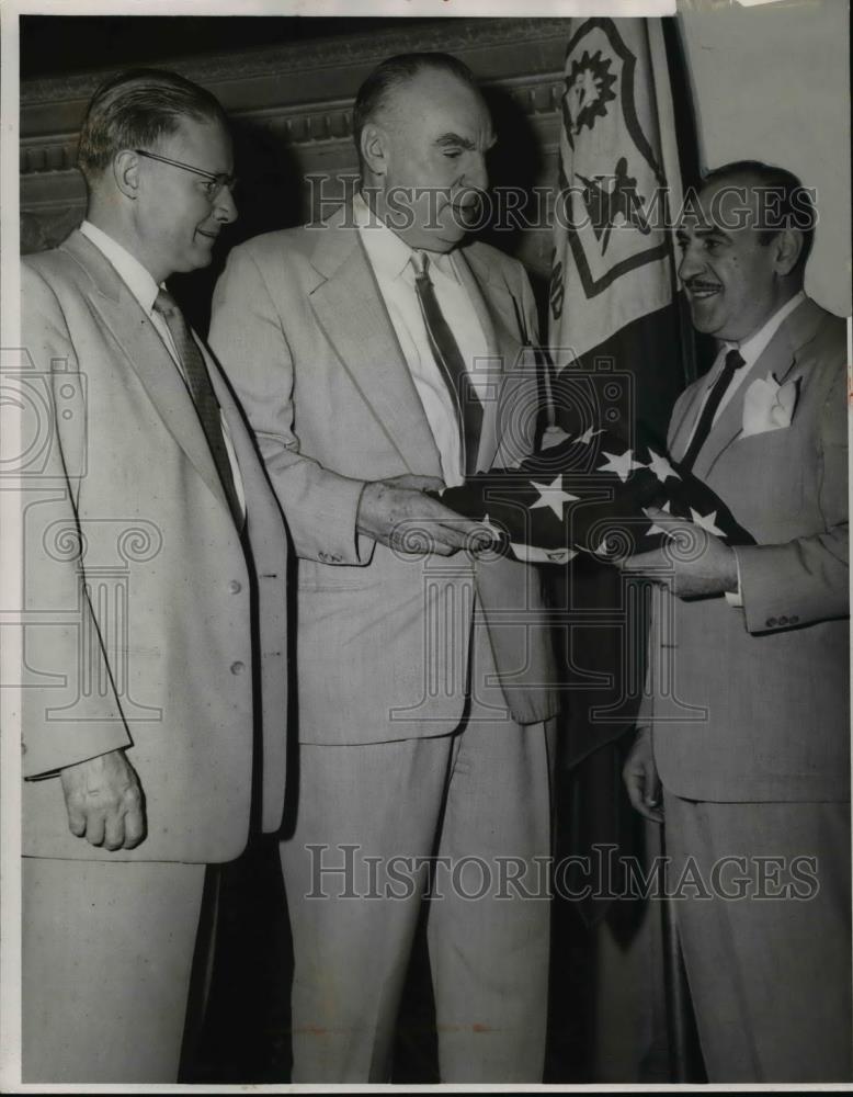 1956 Press Photo James Pritchard, bank official with Judge Merrick, Celebrezze - Historic Images