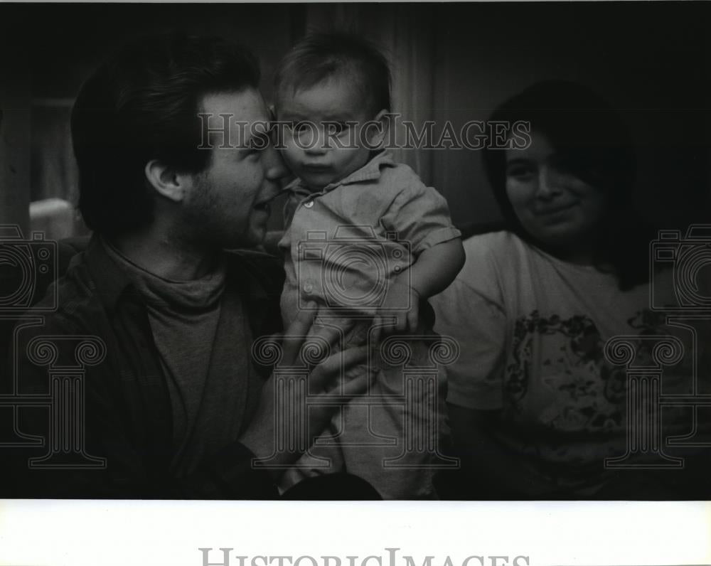 1994 Press Photo Tom Koker Member Of Young Fathers Association Plays With Son - Historic Images