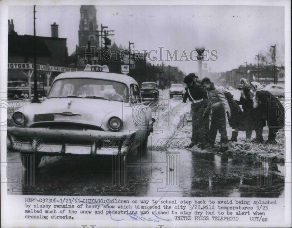 1955 Press Photo Children walking to school through the streets of Chicago - Historic Images