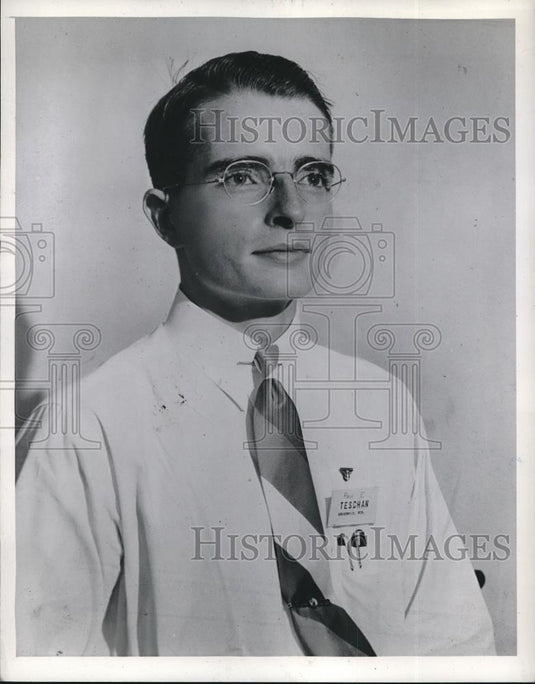 1942 Press Photo Paul Teschan Grand Scholarship award winner posing for photo - Historic Images