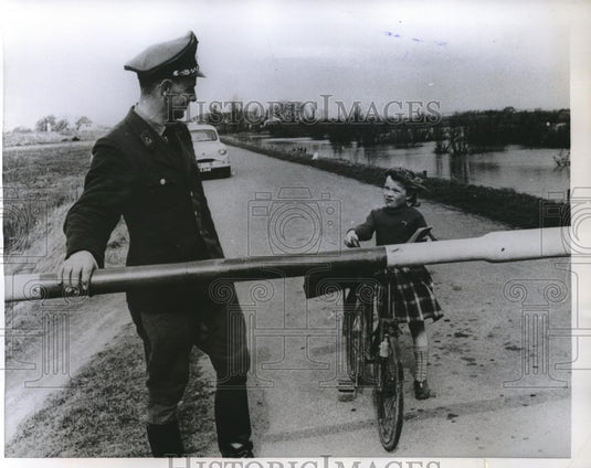 1959 Press Photo Young Danish girl crossing border into Germany for school - Historic Images