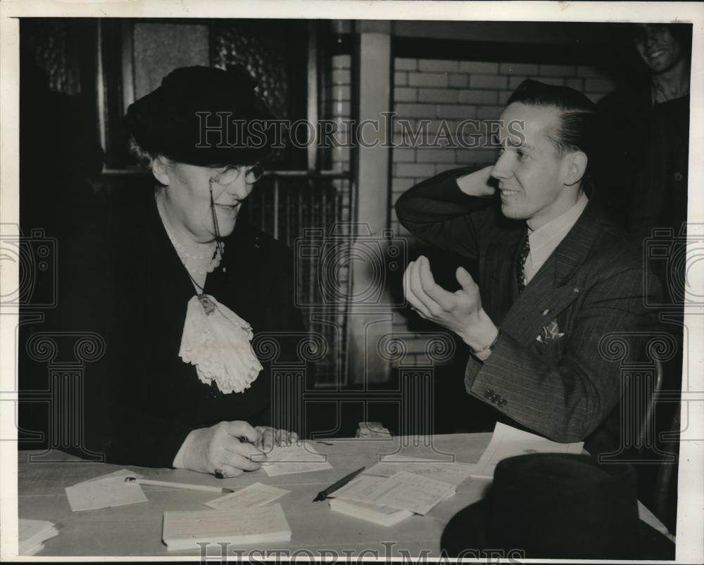 1940 Press Photo American of Chinese Adoption Registers For Draft In New York - Historic Images