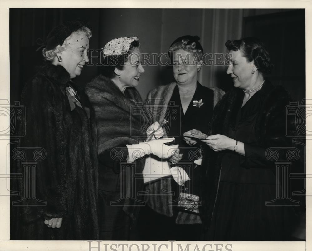 1954 Press Photo Mrs. Eisenhower with Mrs. Kochersperger and Mrs. Summerfield - Historic Images