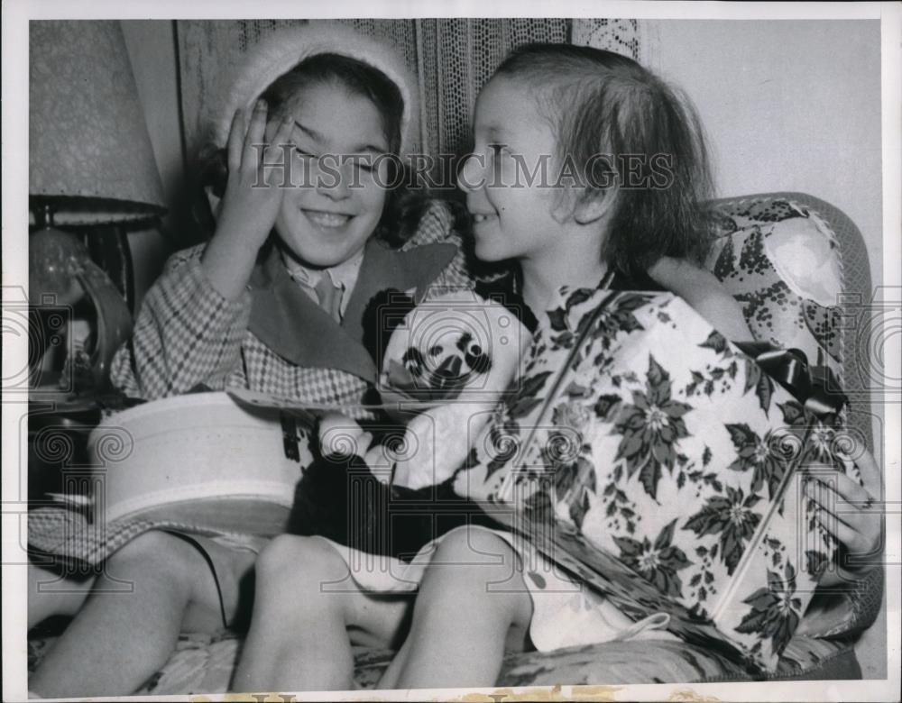 1952 Press Photo Jeanette Tapia Leukemia Victim & Lillian Mantines Best Friends - Historic Images