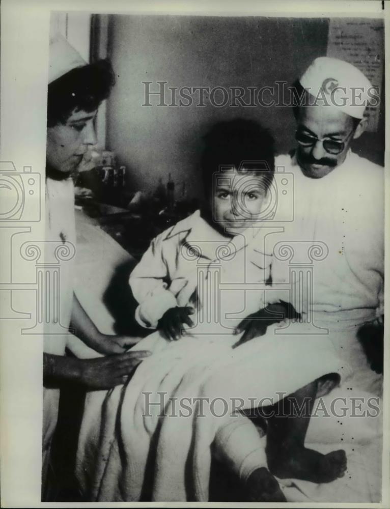 1962 Press Photo Moslem Child Being Treated in Algiers Hospital - nee00185 - Historic Images