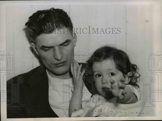 1947 Press Photo Couldn't Wake Mommy - nee06800 - Historic Images