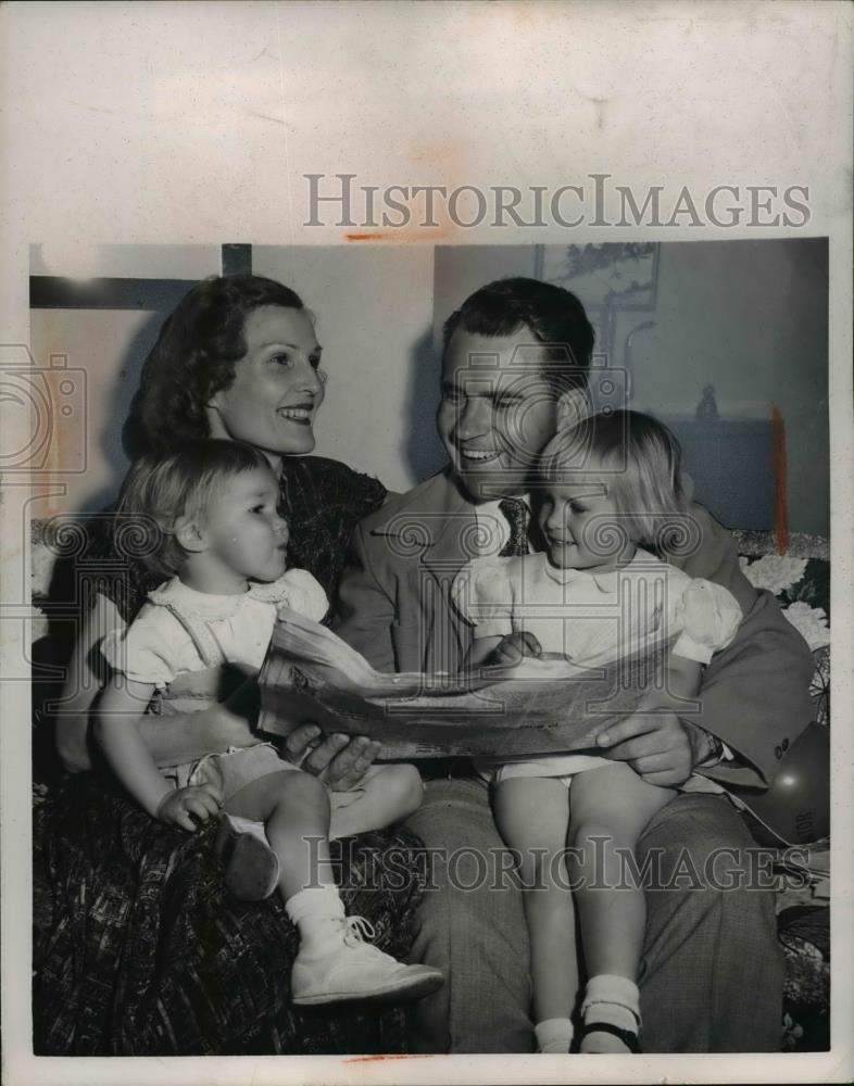 1952 Press Photo Mr. &amp; Mrs. Richard M. Nixon With Their Children Julie and Pat - Historic Images