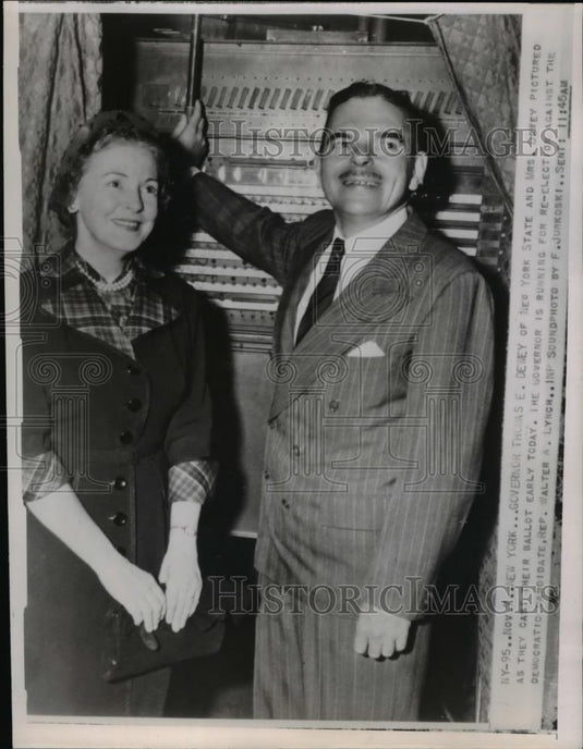 1960 Press Photo Gov Thomas E Dewey & Mrs Dewey casting their Ballot in New York - Historic Images