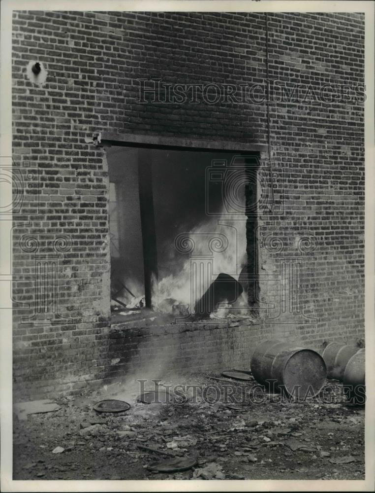 1973 Press Photo Fire burns fiercely inside of barrel factory - nee40371 - Historic Images