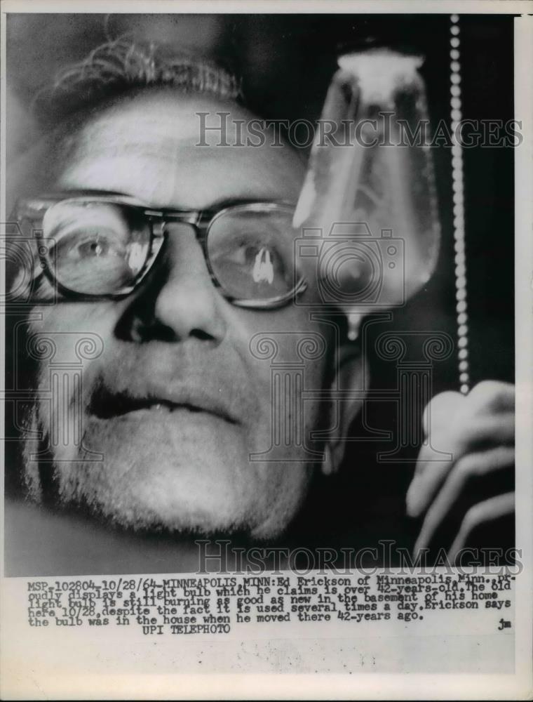 1964 Press Photo Ed Erickson displays 42-yr old bulb at basemen, Minneapolis, MN - Historic Images